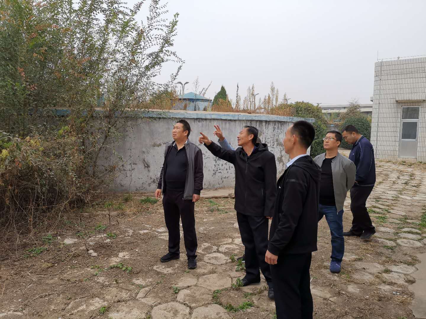 公司總經(jīng)理王建人在供水、污水生產(chǎn)一線開(kāi)展風(fēng)險(xiǎn)隱患排查 (1).jpg