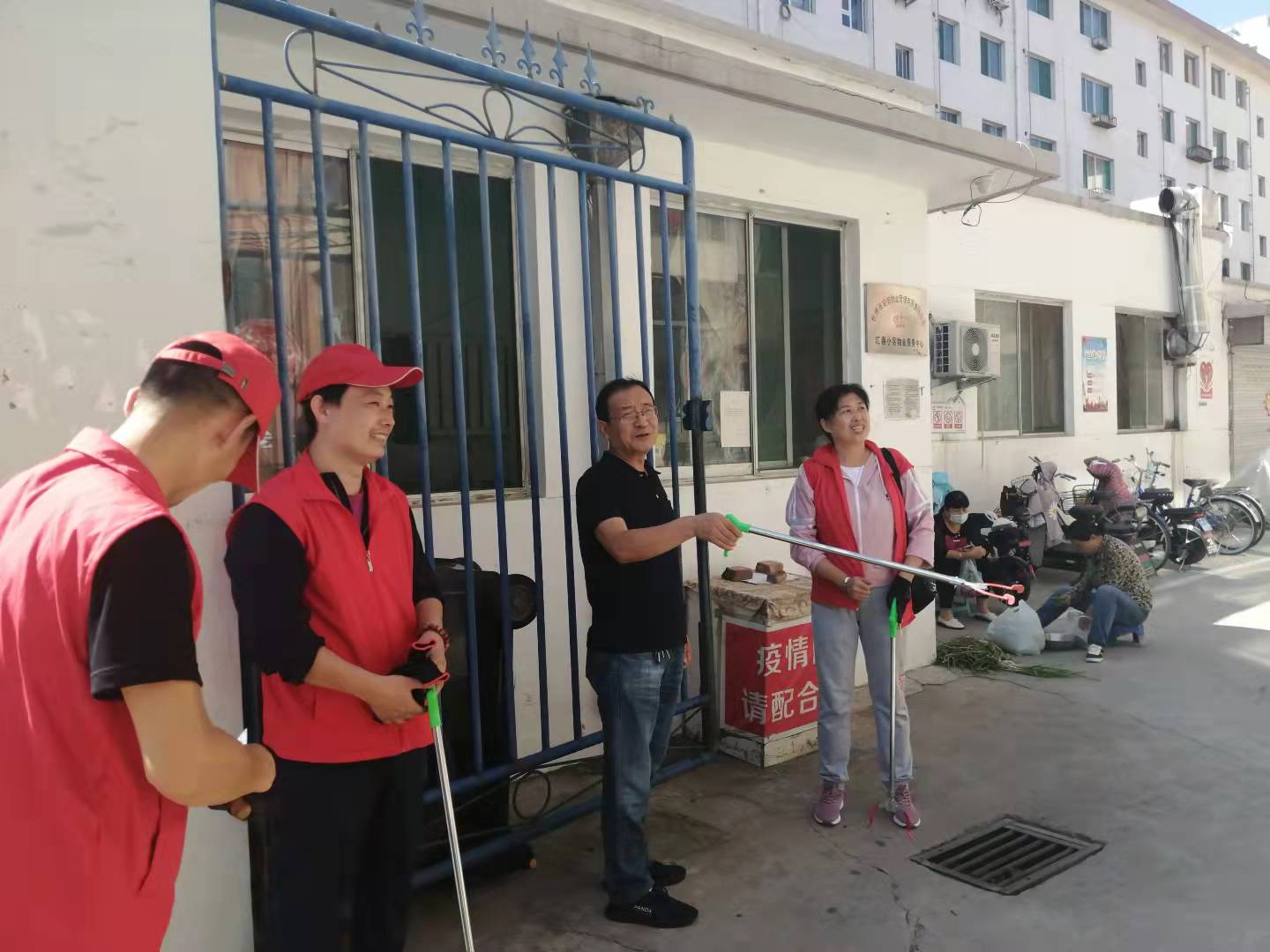 01-9月9日黨委委員、財務(wù)總監(jiān)辛建人在匯春小區(qū)檢查指導(dǎo)志愿者服務(wù).jpg
